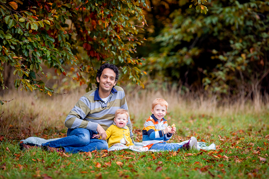 father and children during an autumn mini shoot wiht cambridge photographer louisa french